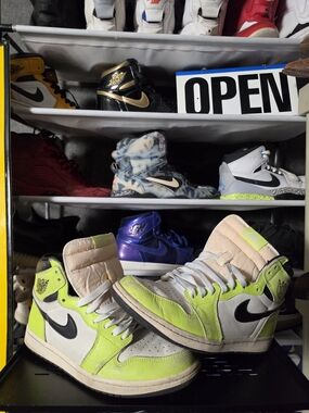 🔥 Nike Air Jordan High-Top Sneakers in Neon Green, Black and Cream Men Size 9